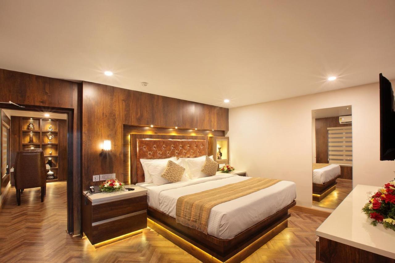 Hotel Kings Empire Kochi Exterior photo